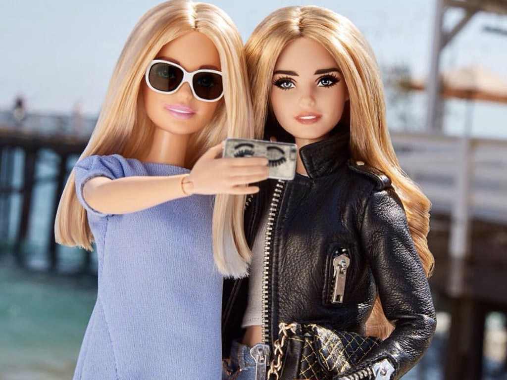 Barbie de Chiara Ferragni. Clique na imagem e confira mais peças de sua marca! (Foto: Reprodução/Instagram @chiaraferragni).