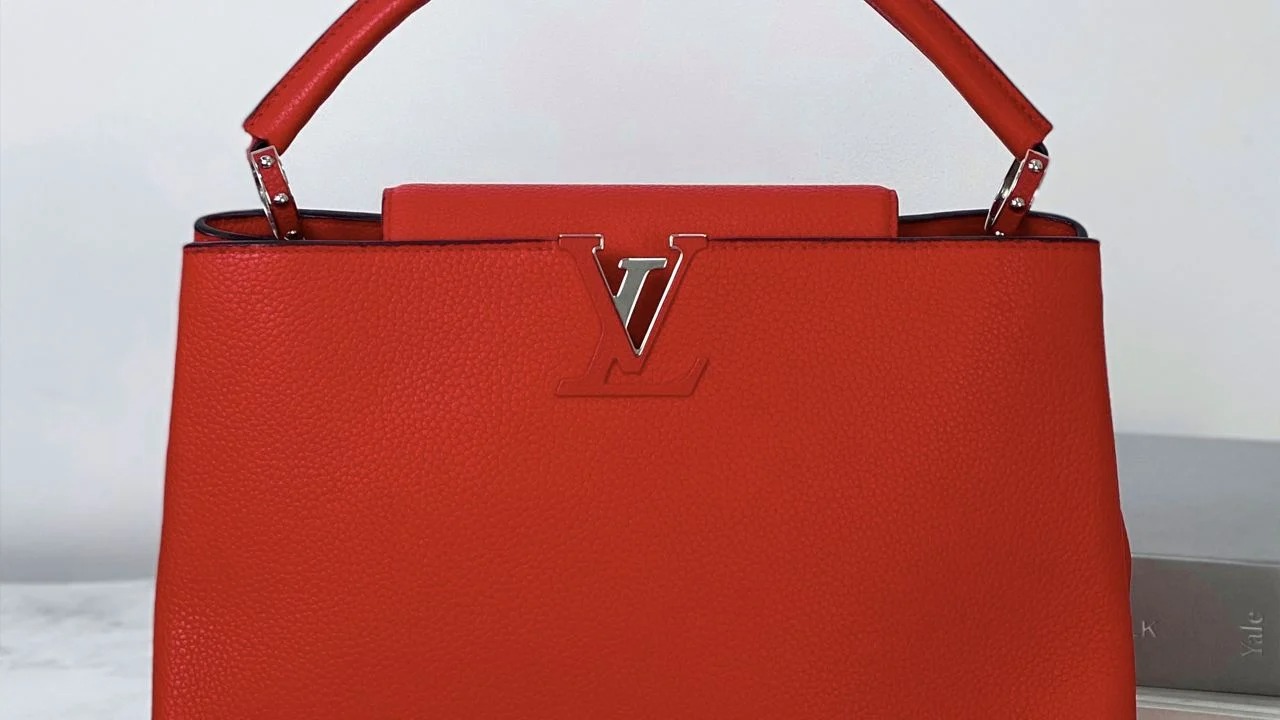 Bolsa Capucines Louis Vuitton. Clique na imagem e confira peças similares!