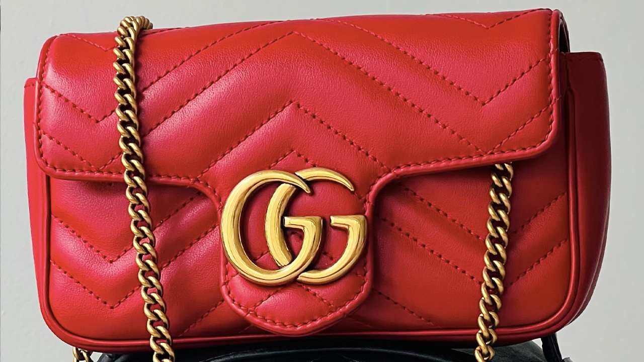 A Gucci é uma das maiores marcas do mundo, sendo também uma das mais valiosas. Clique na imagem e confira produtos incríveis da marca!