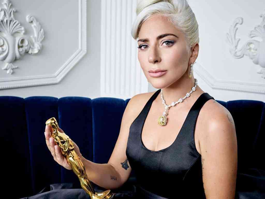 Lady Gaga usando o Diamante Tiffant. Clique na imagem e confira mais peças da marca! (Foto: Reprodução/Instagram @theacademy).