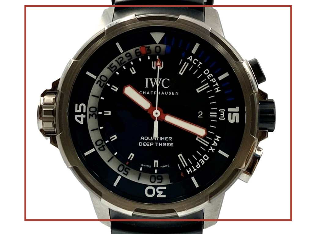 Gravações no mostrador de relógios IWC são nítidas e sempre uniformes. Clique na imagem e confira mais modelos!