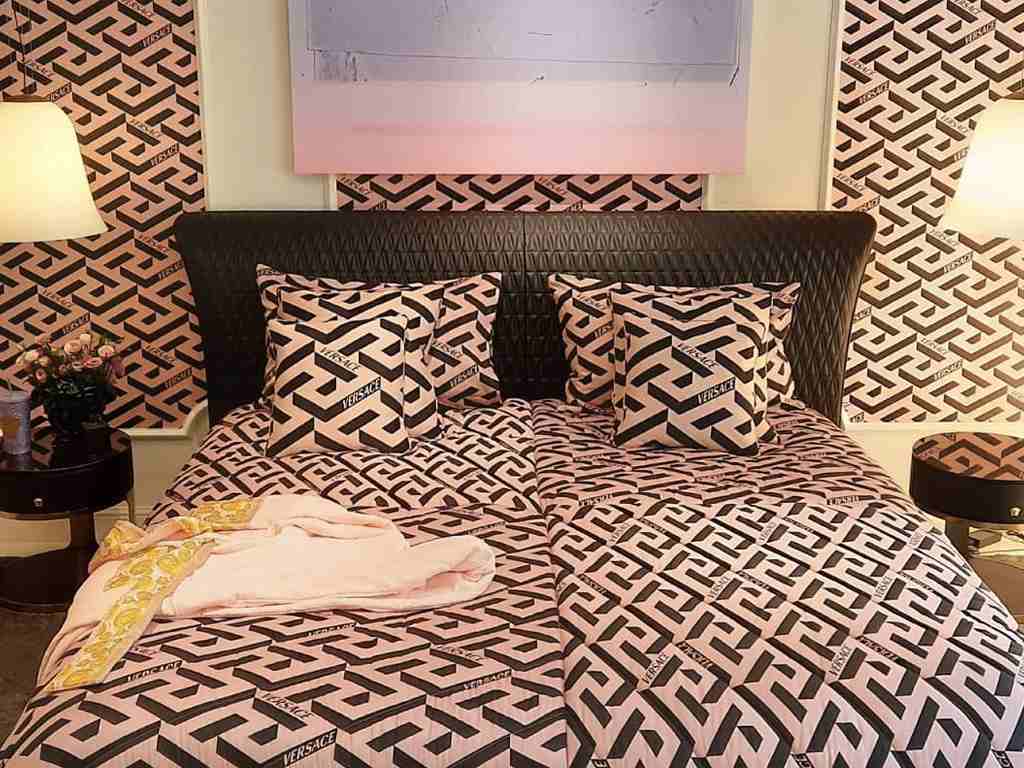 Linha Home Décor Versace. Clique na imagem e confira mais peças! (Foto: Reprodução/Instagram @_corb__evgeniy).