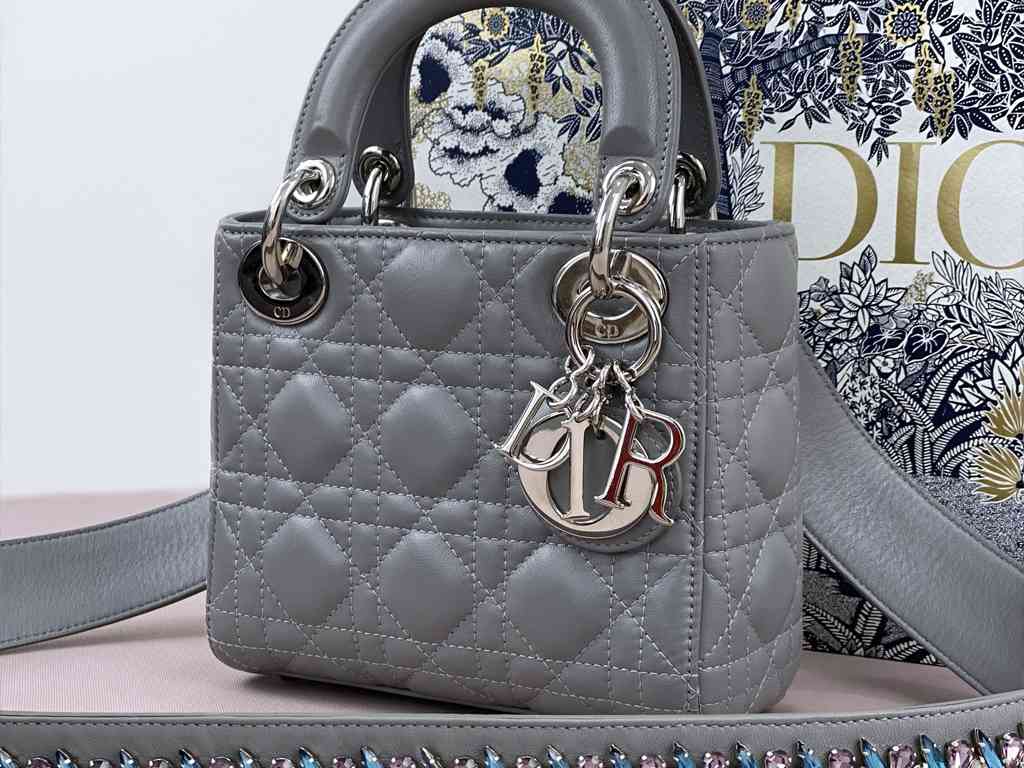 Bolsa Lady Dior. Clique na imagem e confira mais opções de presente!