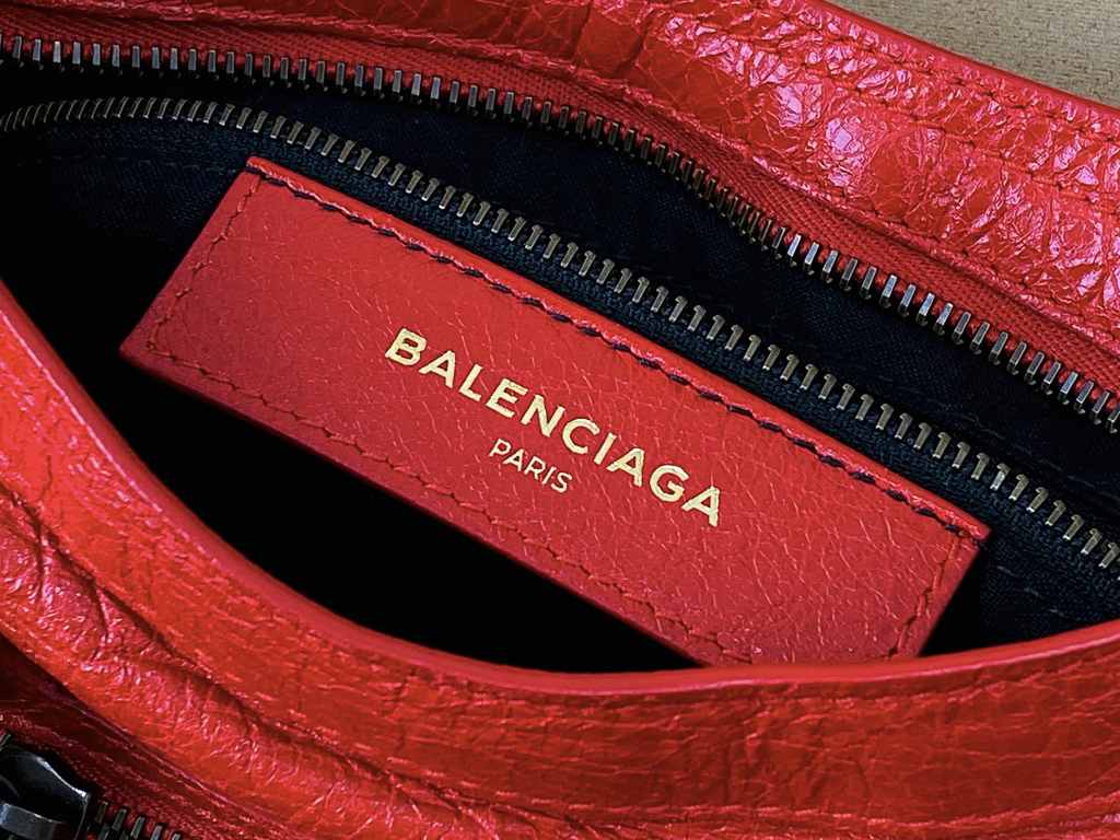 Detalhe de bolsa Balenciaga. Clique na imagem e confira mais peças da marca!