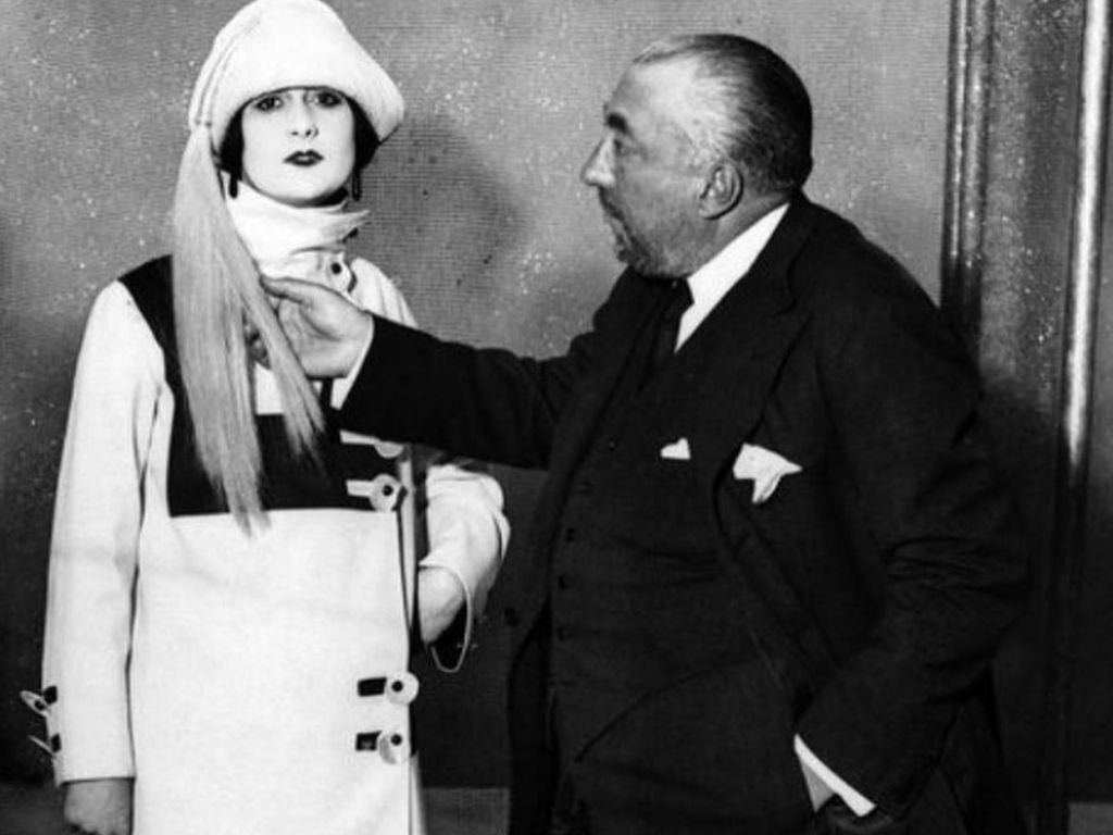 O costureiro francês Paul Poiret foi o responsável por libertar as mulheres dos espartilhos. (Foto: Reprodução/Instagram @myoldpapers)