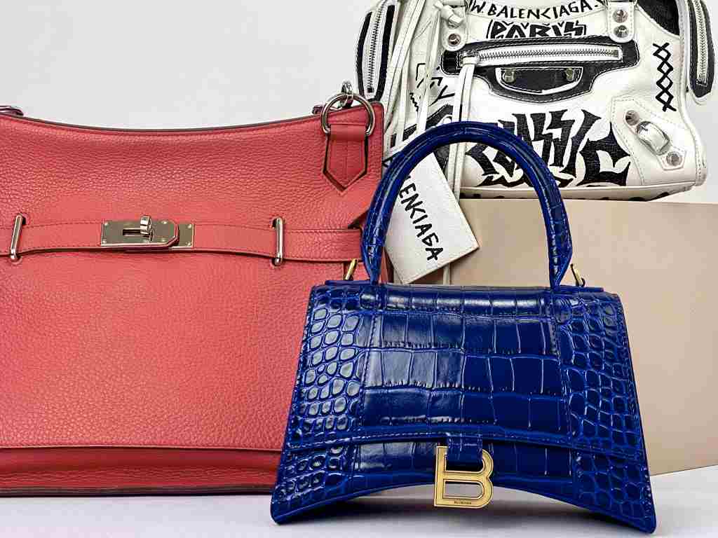 Clique na imagem e confira centenas de modelos de bolsas das melhores marcas de luxo!