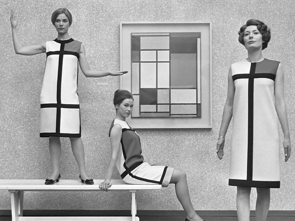 O vestidro Mondrian foi um exemplo da junção de arte e moda. Clique na imagem e confira mais criações de Saint Laurent!
