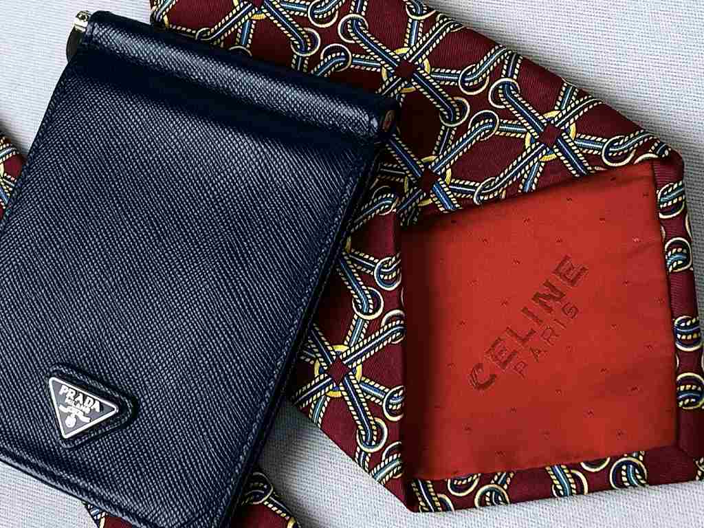 Clique na imagem e confira diversas peças masculinas das melhores marcas de luxo!