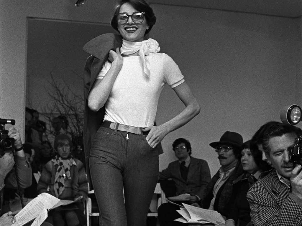 A Calvin Klein foi a primeira marca a colocar a calça jeans em um desfile. Clique na imagem e confira mais criações da marca! (Foto: Reprodução/ifaparis.com)