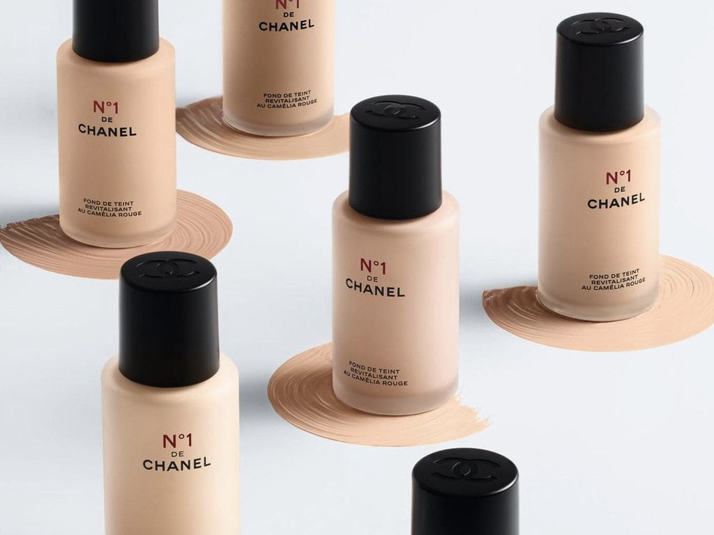 Base de maquiagem N°1 De Chanel. Clique na imagem e confira mais criações da marca! (Foto: Reprodução/Instagram @voguebrasil)