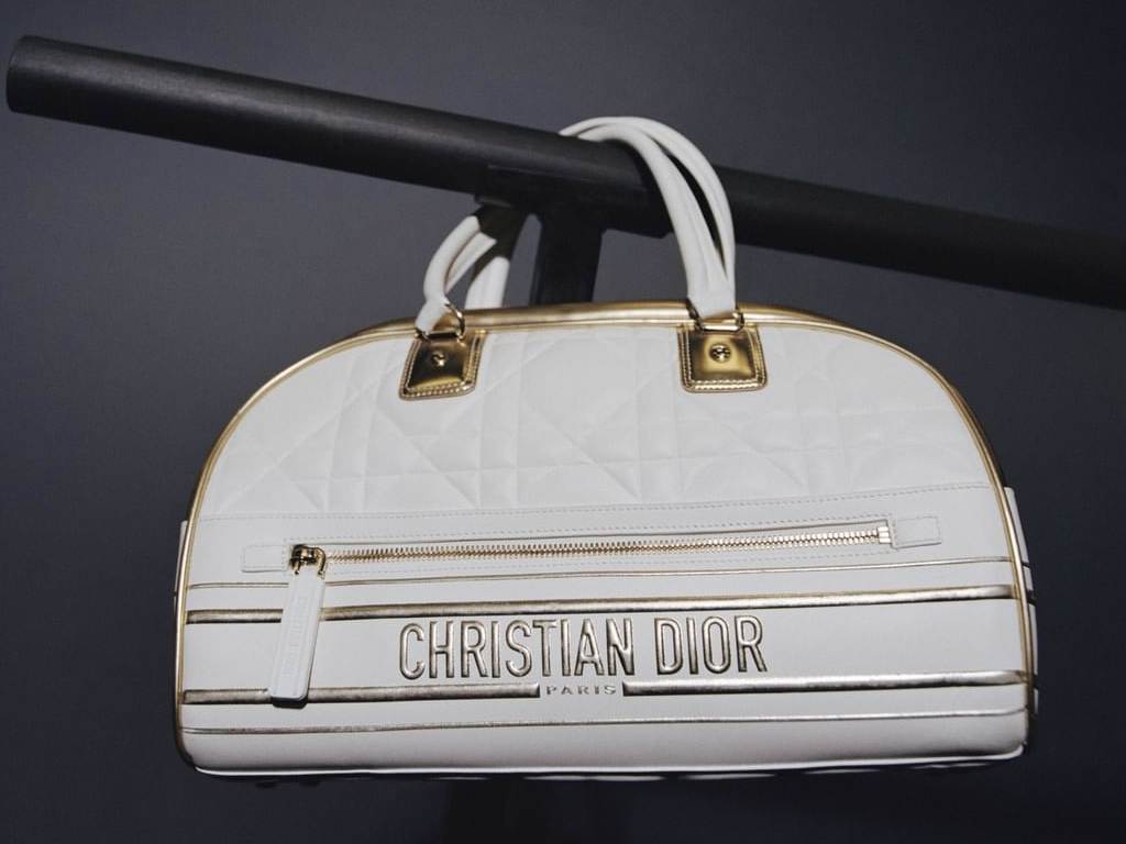 Bolsa Dior Vibe Bowling. Clique na imagem e confira mais peças Dior! (Foto: Reprodução/Instagram @dior).