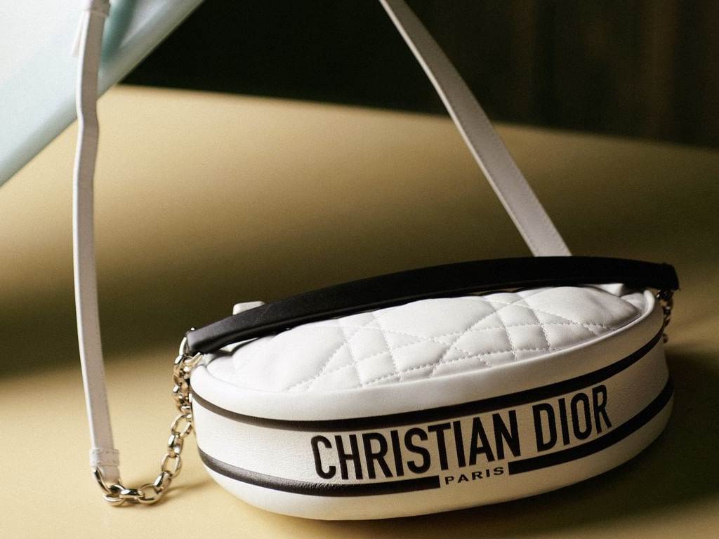 Bolsa Dior Vibe Hobo. Clique na imagem e confira mais peças Dior! (Foto: Reprodução/Instagram @dior).