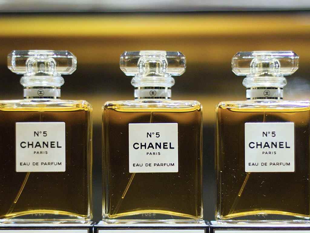 Gabrielle Chanel foi a primeira estilista a dar seu nome a um perfume. Clique na imagem e confira mais criações Chanel!