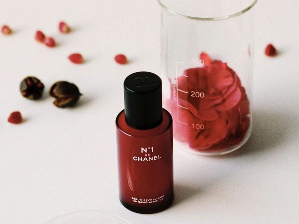 Serum Revitalizante de camélia vermelha N°1 De Chanel. Clique na imagem e confira mais criações da marca! (Foto: Reprodução/Instagram @voguebrasil)