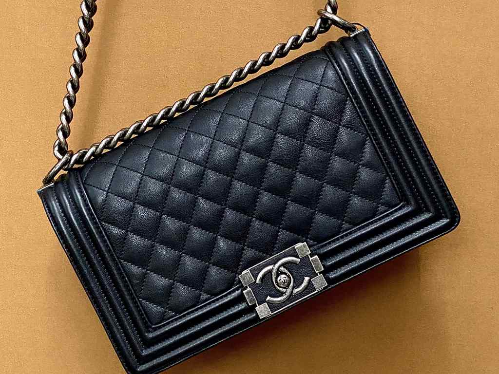Bolsa Chanel Boy. Clique na imagem e saiba como desapegar de suas bolsas de luxo!