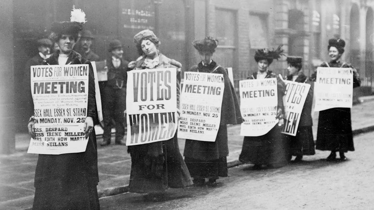 Protesto das Sufragistas em Londres. (Foto: Reprodução/Britannica.com)