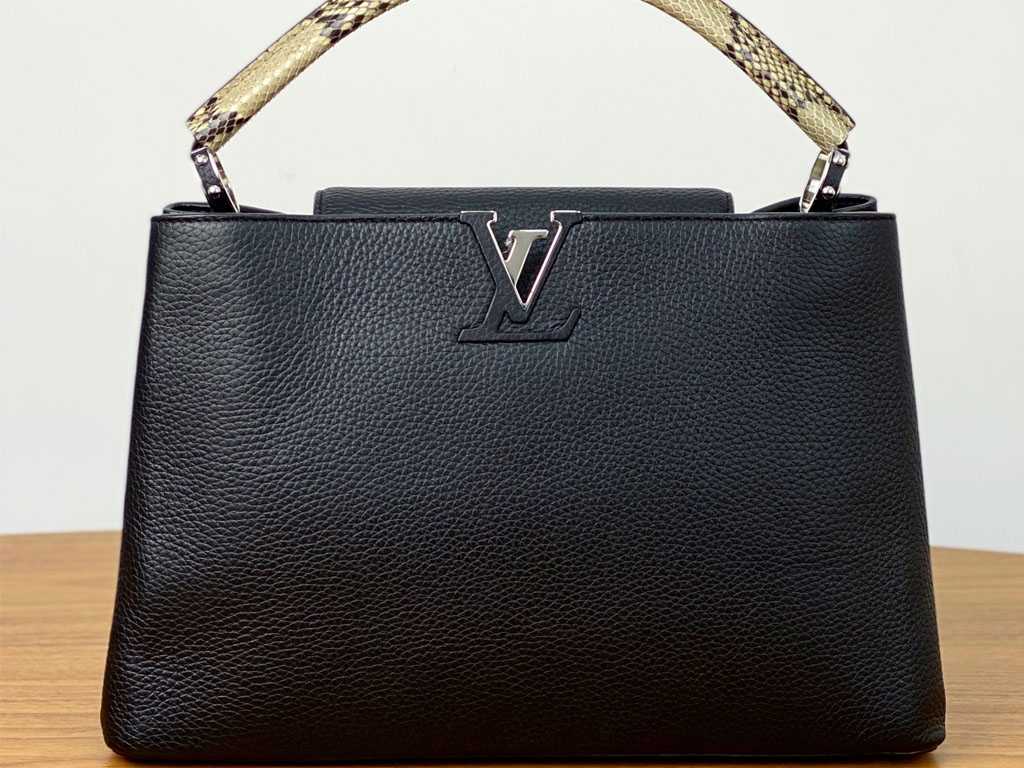 Bolsa Louis Vuitton Capucines. Clique na imagem e confira peças similares!