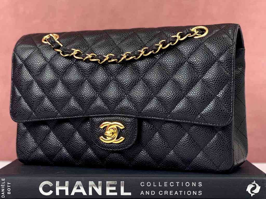 Bolsa Chanel Double Flap. Clique na imagem e confira peças similares!