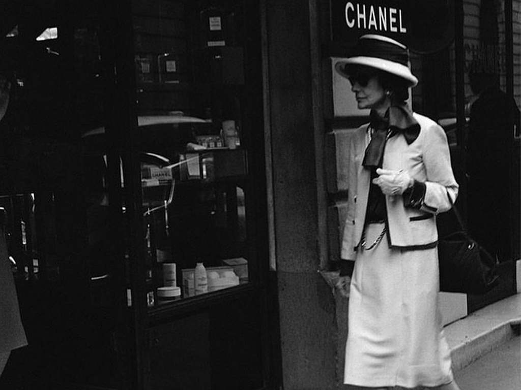 Gabrielle Chanel na frente de sua loja. Clique na imagem e confira criações de Chanel! (Foto: Reprodução/Instagram @sparklewithchanel.)