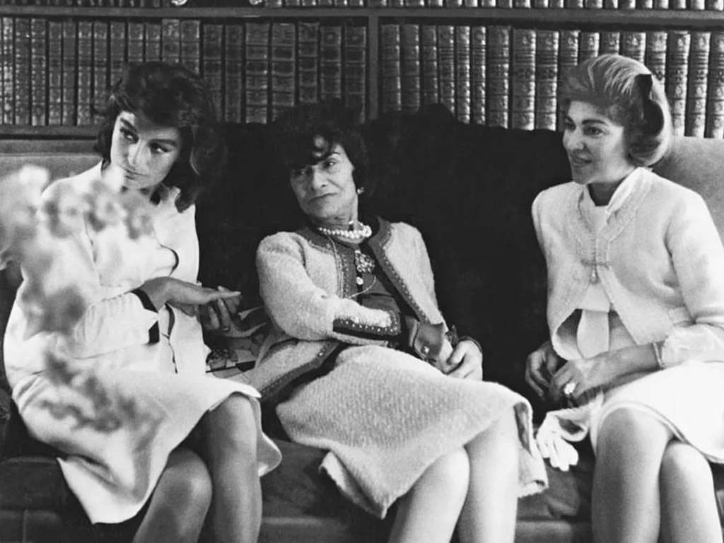 Coco Chanel em seu apartamento em Paris. Clique na imagem e confira criações de Chanel! (Foto: Reprodução/Instagram @maison.de.chanel.)