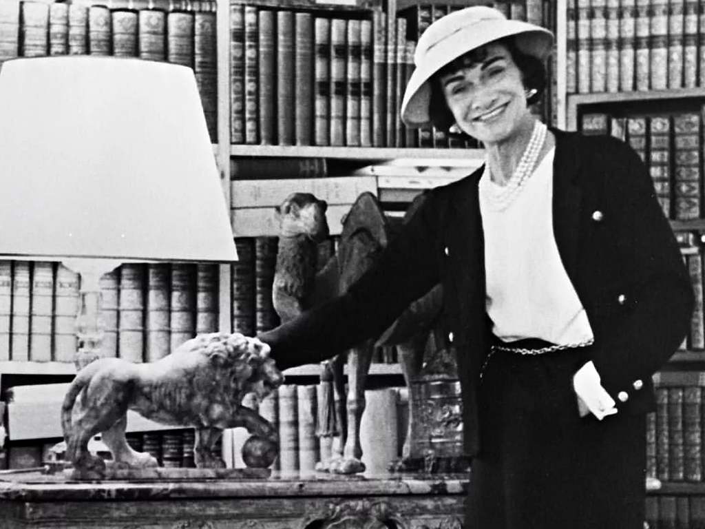O legado de Chanel continua vivo mesmo após 51 anos de seu falecimento. Clique na imagem e confira criações de Chanel! (Foto: Reprodução/Instagram @rlikereading.)