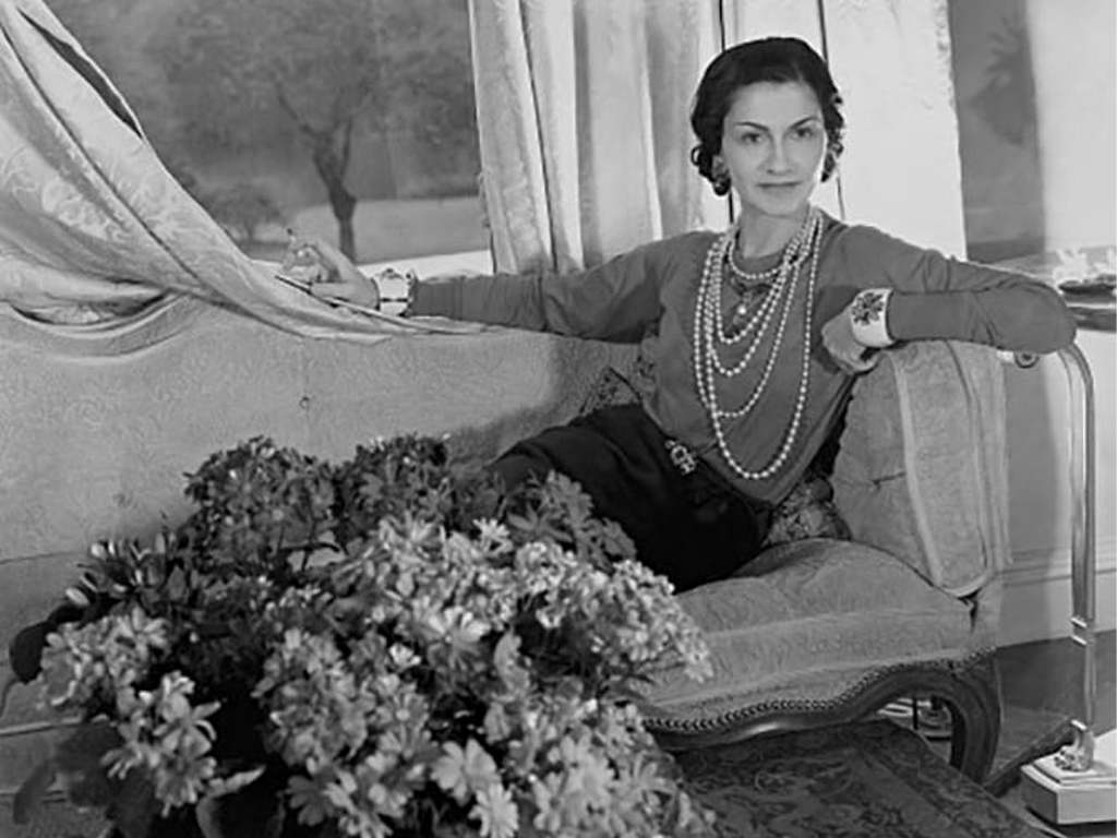 As pérolas se tornaram uma das marcas registradas de Coco Chanel. Clique na imagem e confira criações de Chanel! (Foto: Reprodução/Instagram @cocochanelando.)