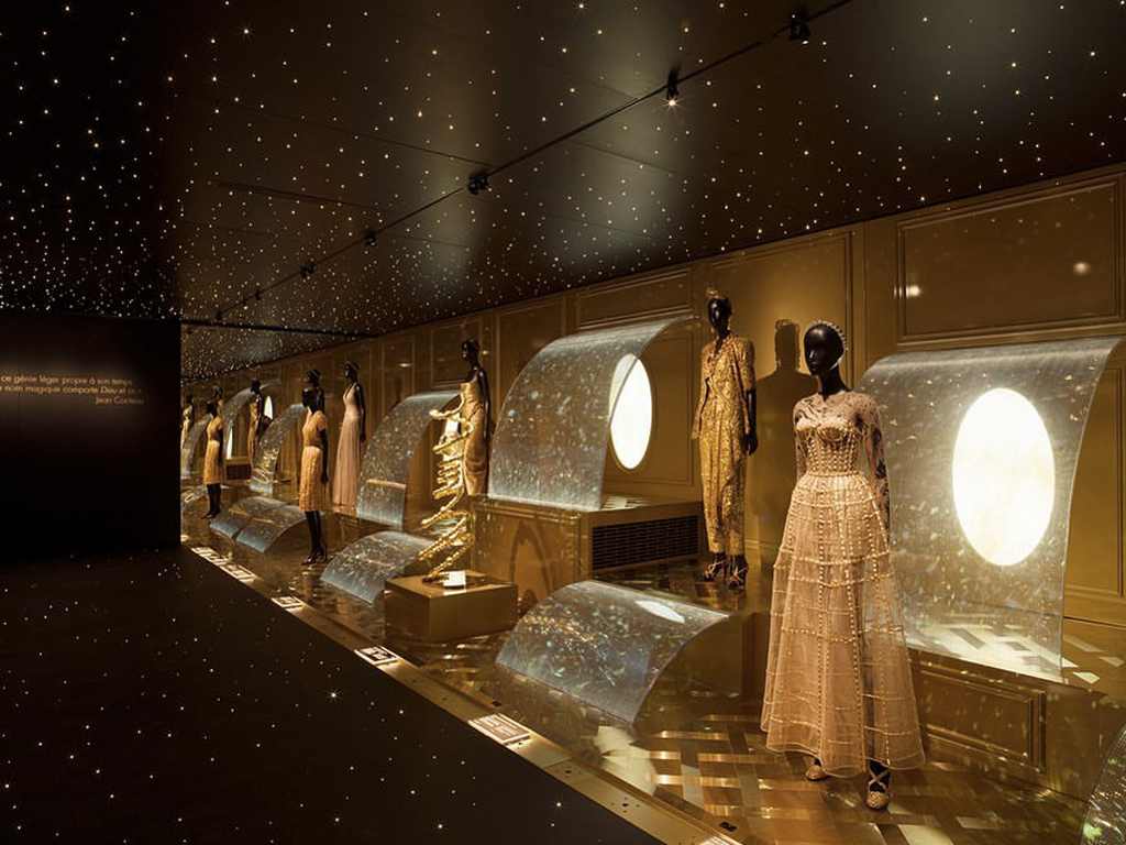 Sala com exposição de vestidos de festa Dior. Clique na imagem e confira criações Christian Dior! (Foto: Reprodução/Instagram @flairmagazin)