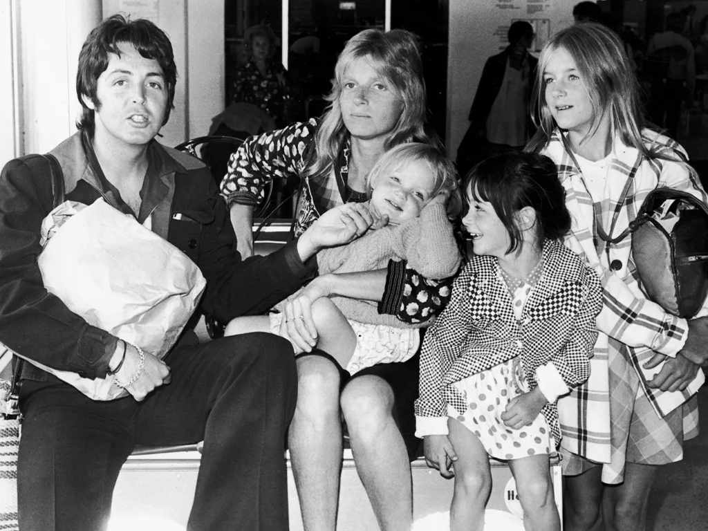 Stella McCartney com a família na infância. Clique na imagem e confira criações da designer! (Foto: Reprodução/Vogue.com)