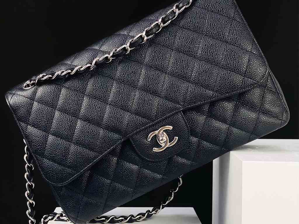 Bolsa Chanel Double Flap. Clique na imagem e confira mais modelos de bolsa de luxo para presentear sua mãe!