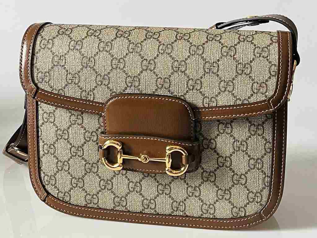 Bolsa Gucci Horsebit 1955. Clique na imagem e confira mais modelos de bolsa de luxo para presentear sua mãe! (Foto: Reprodução/Instagram @pie_r_brandname).