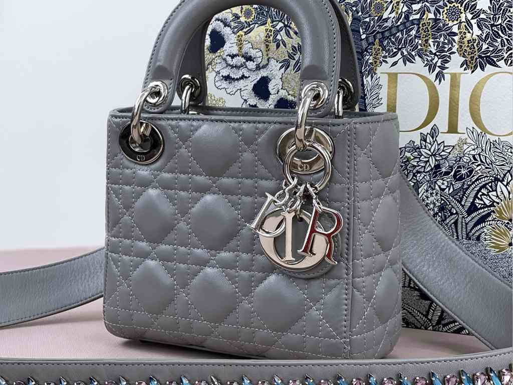 Bolsa Lady Dior. Clique na imagem e confira mais modelos de bolsa de luxo para presentear sua mãe!