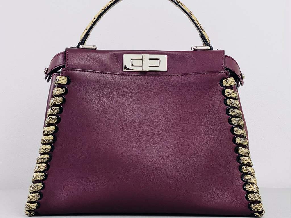 Bolsa Fendi Peekaboo. Clique na imagem e confira mais modelos de bolsa de luxo para presentear sua mãe!
