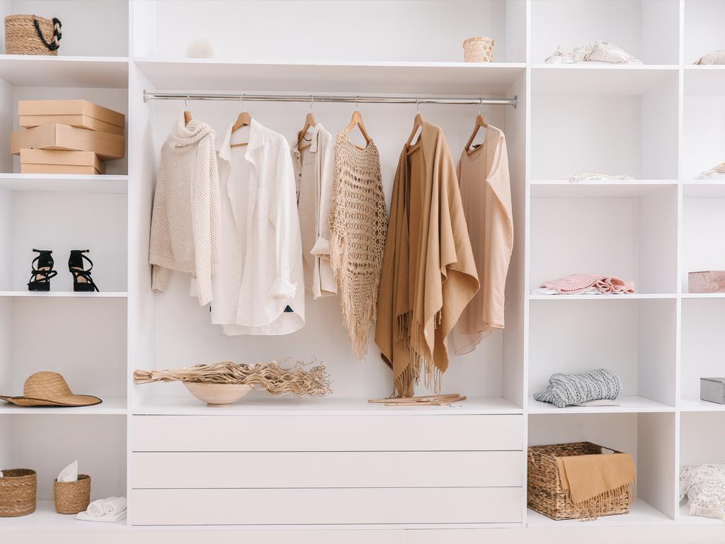 Organizar seu guarda-roupa regularmente é uma ótima forma de praticar o consumo consciente! Clique na imagem e confira mais sobre os impactos da moda no meio ambiente!