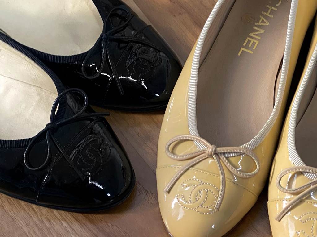 Sapatilhas Chanel. Clique na imagem e confira mais opções de sapatos para presentear sua mãe!