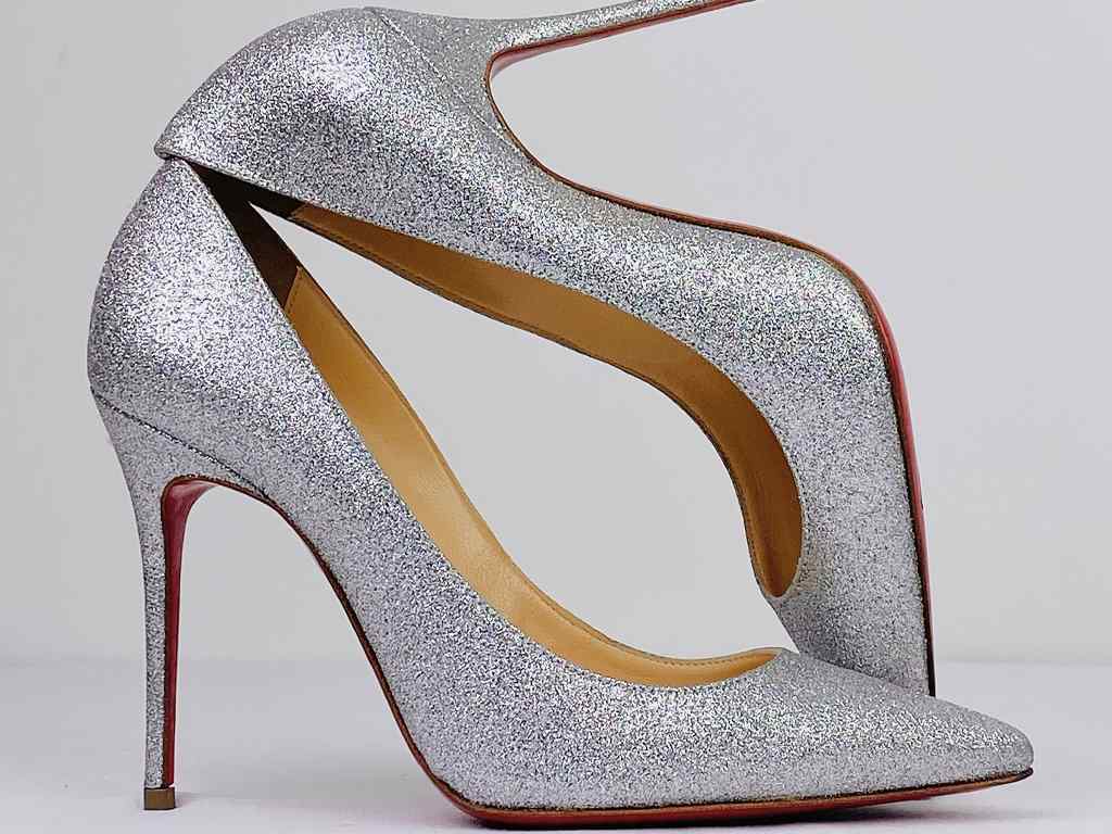 Sapato Christian Louboutin. Clique na imagem e confira mais opções de sapatos para presentear sua mãe!