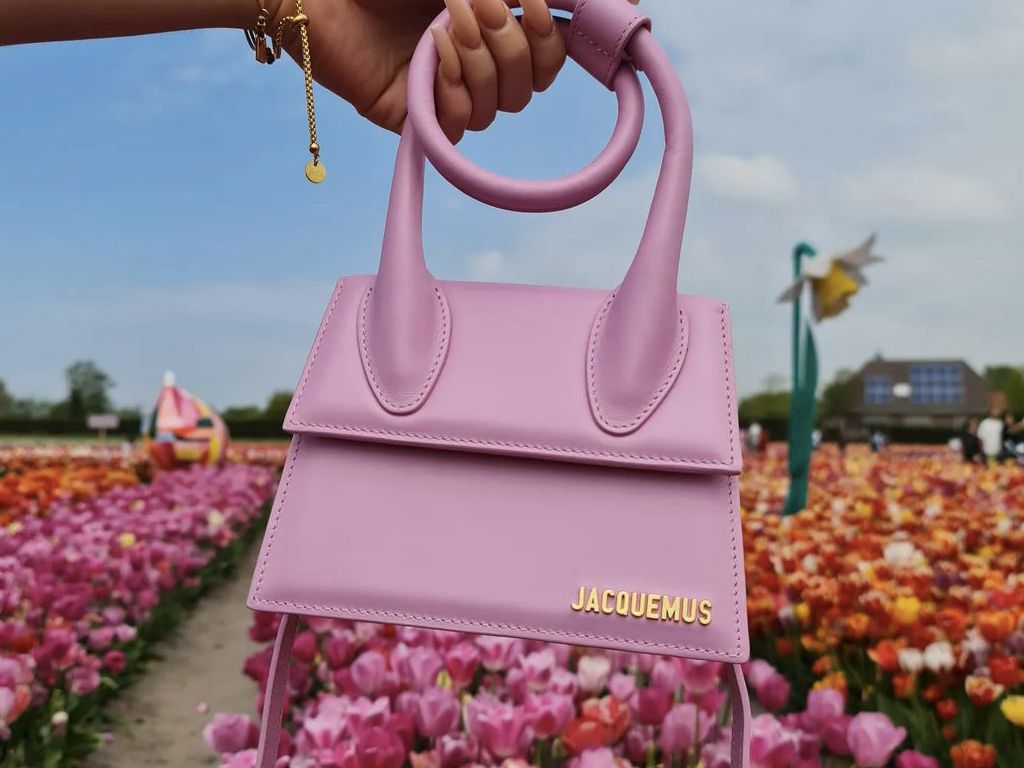 Bolsa Le Chiquito Jacquemus. Clique na imagem e confira mais modelos da marca! (Foto: Reprodução/Instagram @cristine_rigaud)