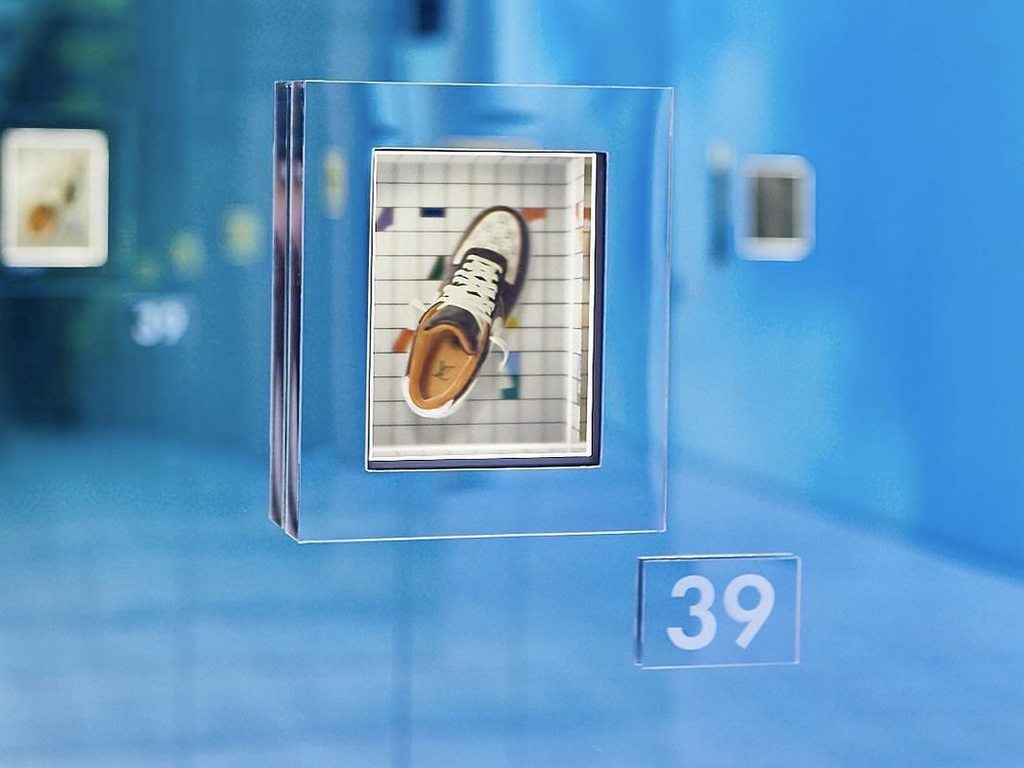 Detalhe da exposição Nike x Louis Vuitton. (Foto: Reprodução/Instagram @louisvuitton)