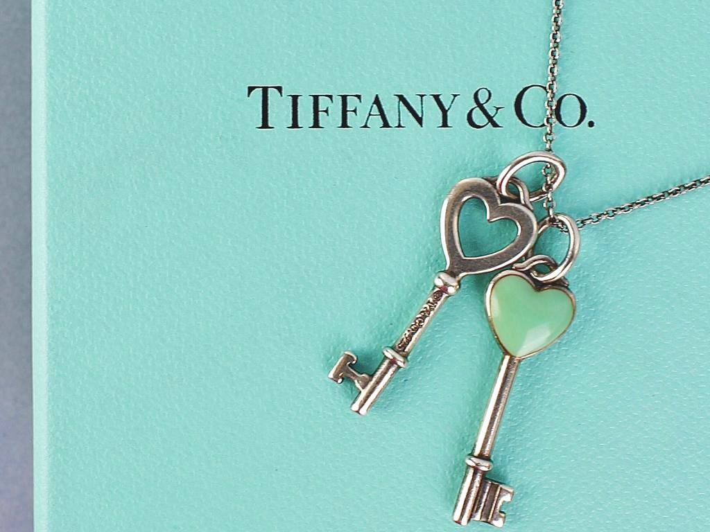 Colar Tiffany & Co. Clique na imagem e confira mais opções de presente para sua namorada!
