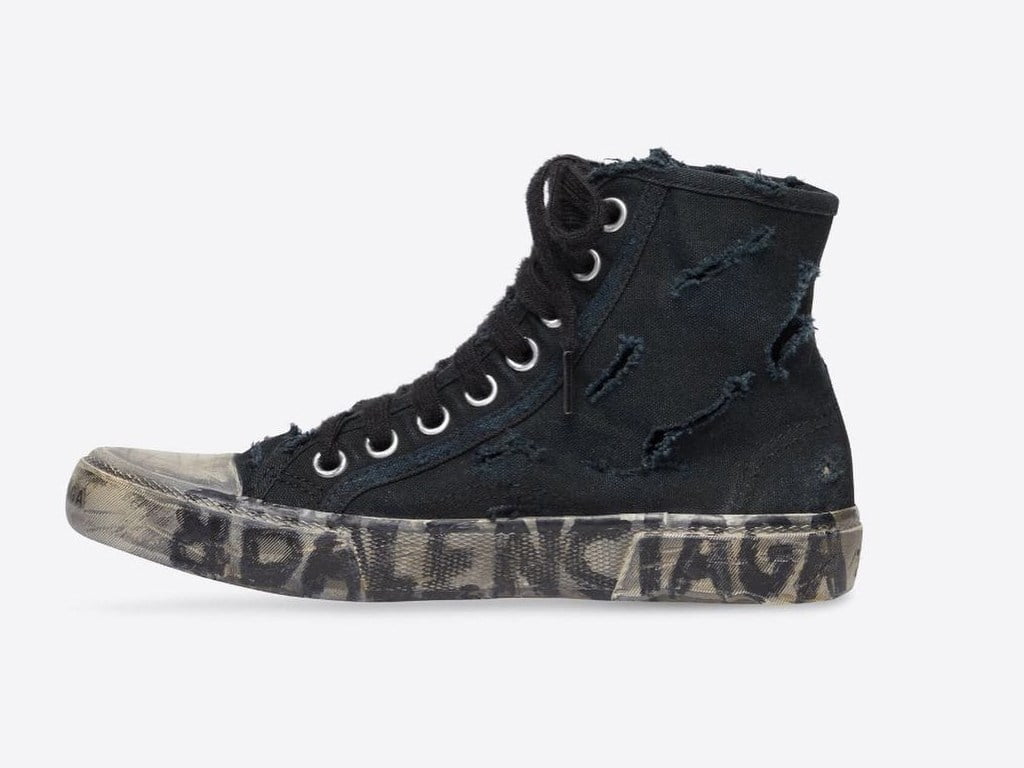 O Paris Sneaker de cano alto. Clique na imagem e confira criações Balenciaga! (Foto: Reprodução/Instagram @voguebrasil)