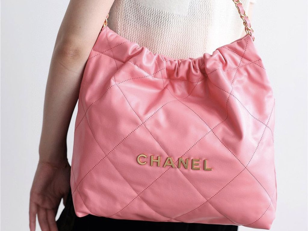 Bolsa Chanel 22. Clique na imagem e confira mais criações da marca! (Foto: Reprodução/Instagram @tytusa.tytusa)