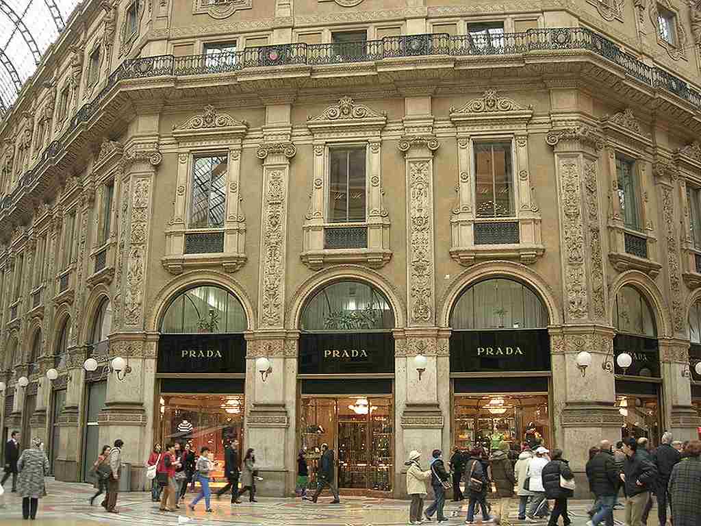 Localização em Milão da primeira loja da Prada. Clique na imagem e confira criações da marca!