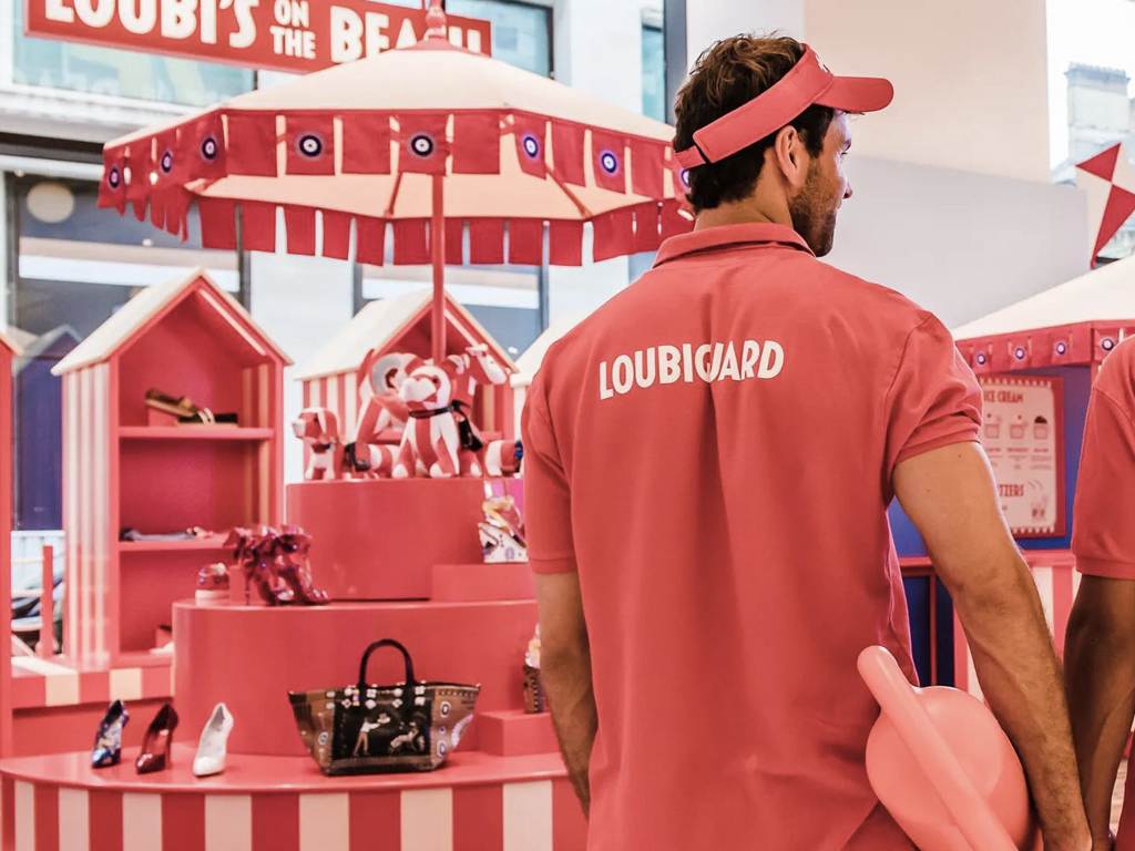 Salva-vidas na pop-up store de Christian Louboutin. Clique na imagem e confira criações da marca! (Foto: Reprodução/Instagram @fashionnetworkcom)