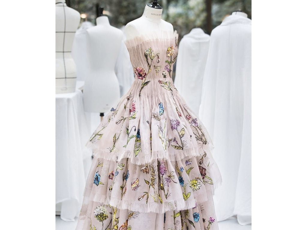 Vestido Dior com motivo floral. Clique na imagem e confira mais criações da marca! (Foto: Reprodução/Instagram @dior) 5 curiosidades sobre a marca Christian Dior