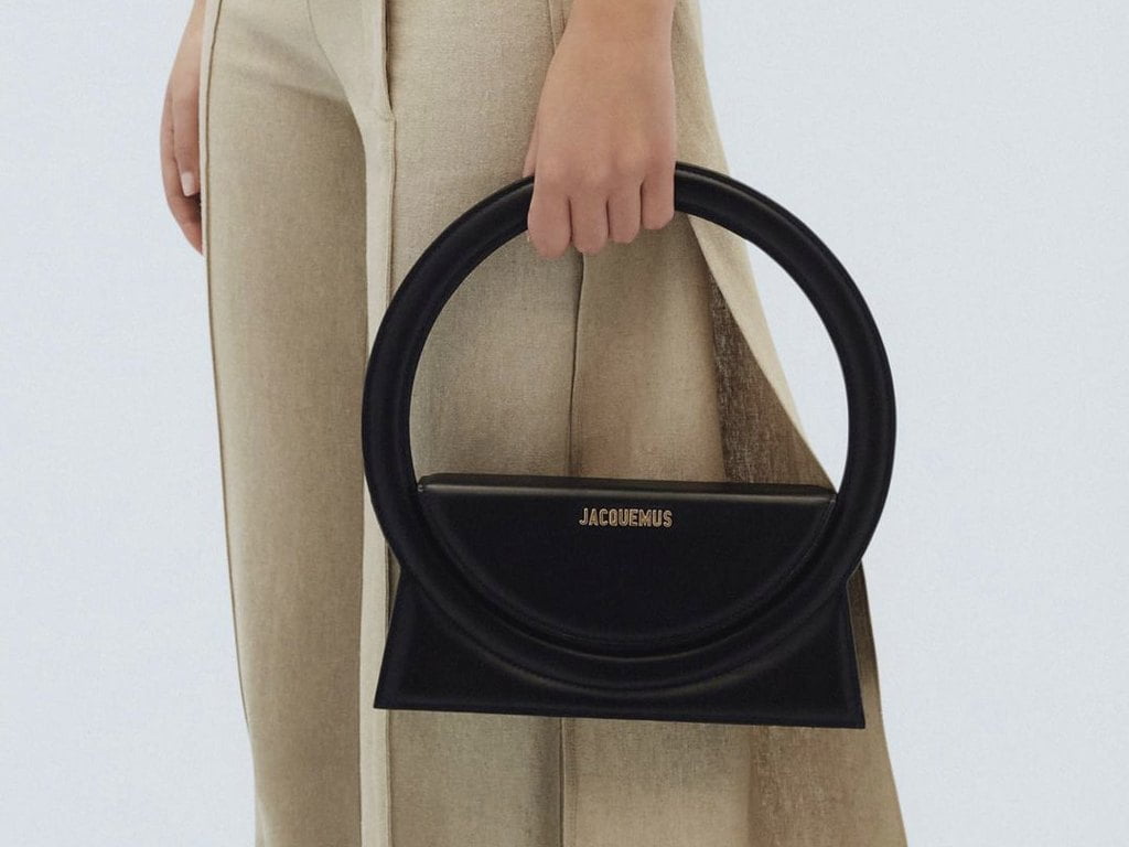 Bolsa Jacquemus. Clique na imagem e confira modelos de bolsas das principais marcas de luxo! (Foto: Reprodução/Instagram @jacquemus)