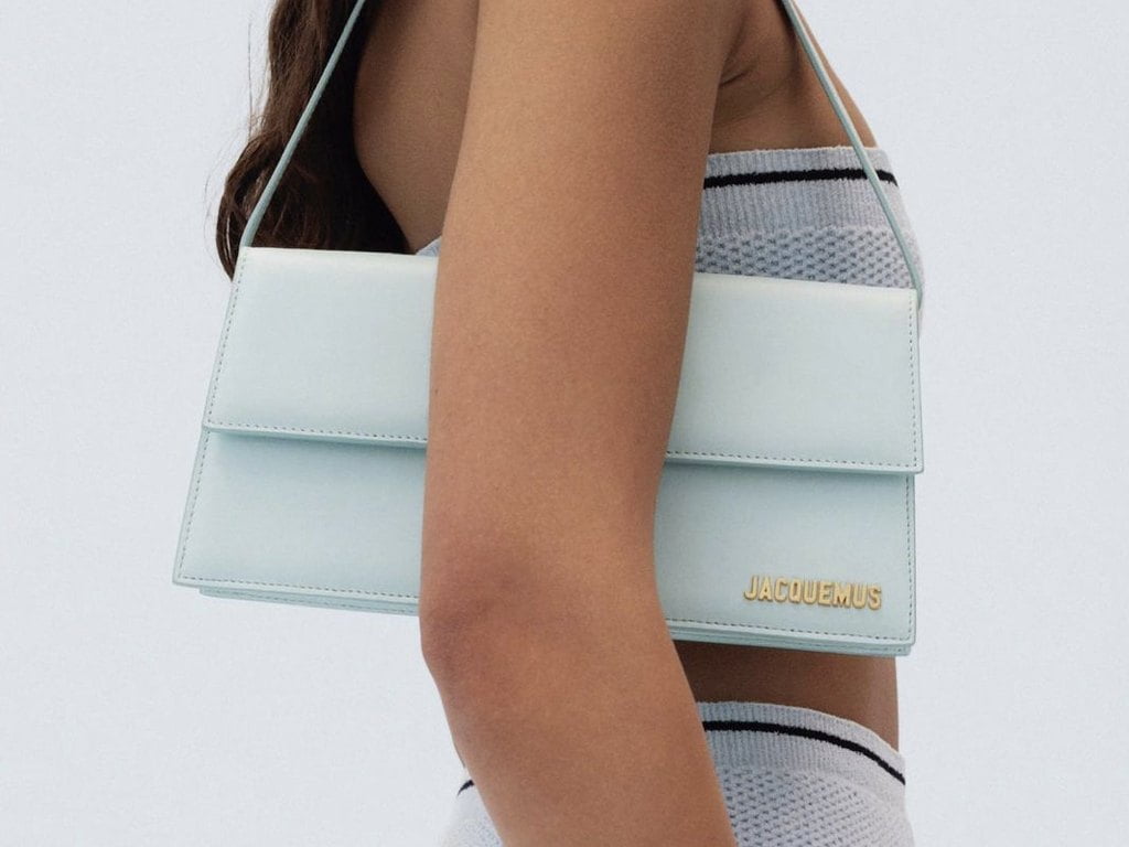 Bolsa Jacquemus. Clique na imagem e confira modelos de bolsas das principais marcas de luxo! (Foto: Reprodução/Instagram @jacquemus)
