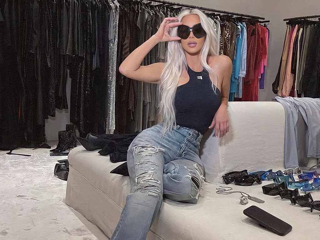 Kim Kardashian em seu closet. (Foto: Reprodução/Instagram @kardashiankloset)