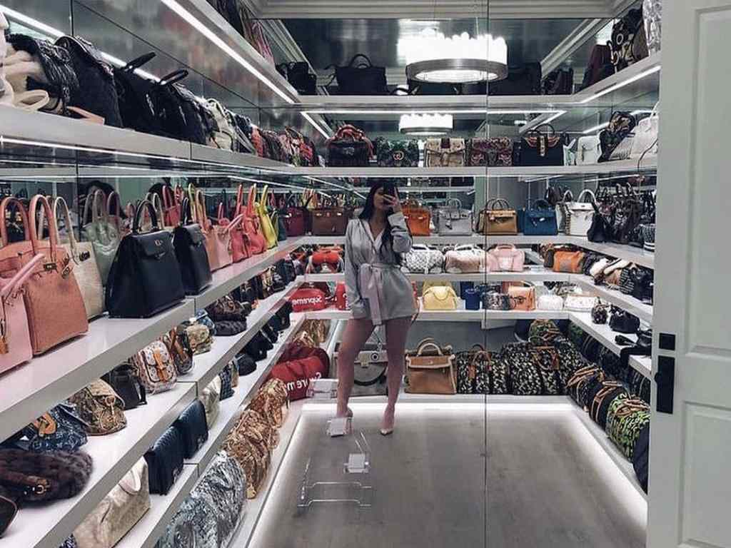 Kylie Jenner em seu closet. (Foto: Reprodução/Instagram @kardashiankloset)