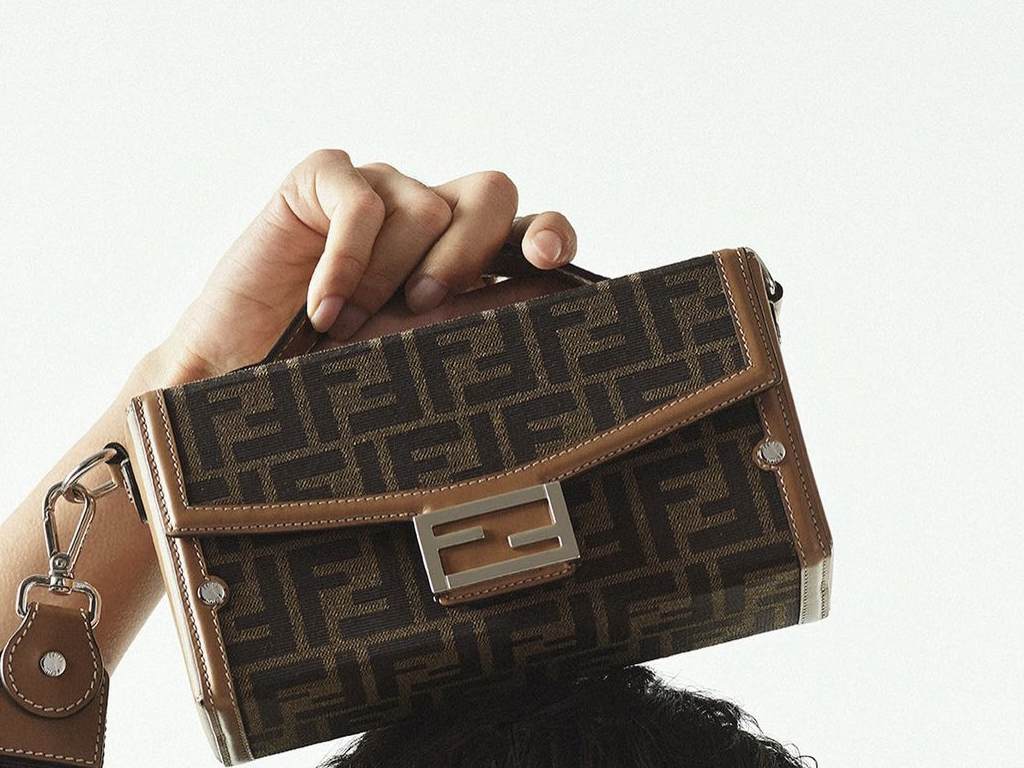 Bolsa Baguette com monograma Fendi. Clique na imagem e confira mais criações da marca! (Foto: Reprodução/Instagram @fendi)