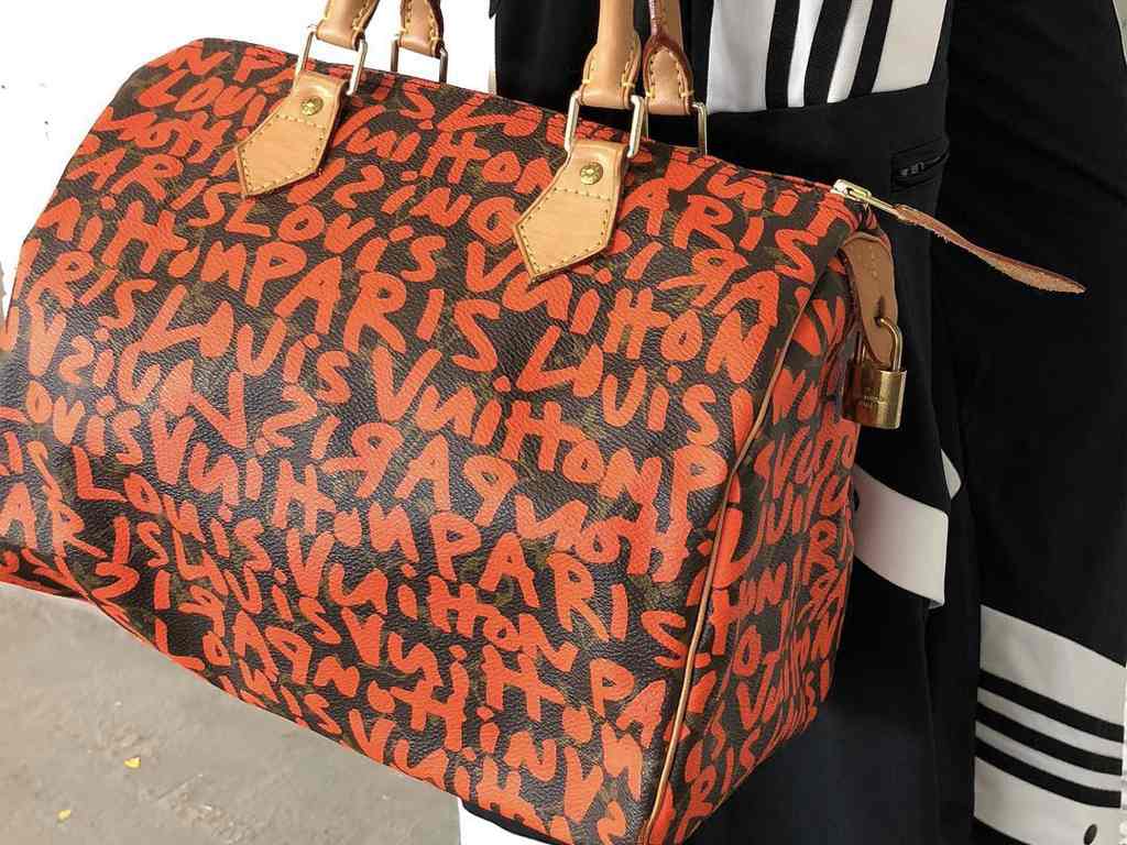 Bolsa da collab Louis Vuitton x Stephen Sprout. Clique na imagem e confira mais peças da marca! (Fotos: Reprodução/Instagram @luxurygaragesale)