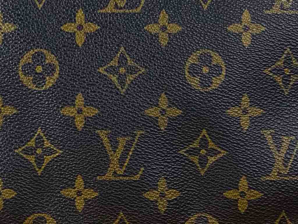 Monograma clássico Louis Vuitton. Clique na imagem e confira peças da marca!